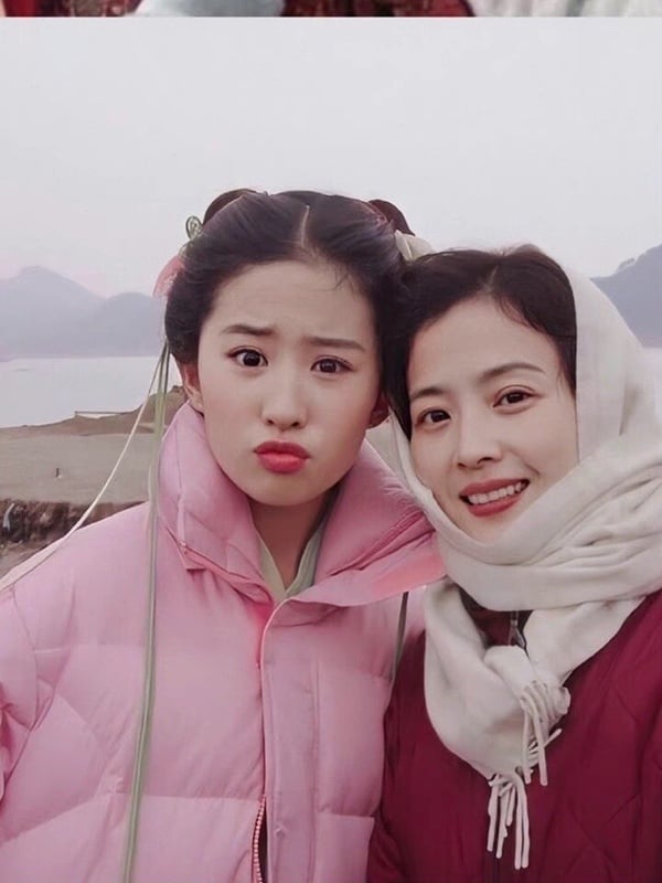 劉亦菲曾在採訪裡表示，他們一家人都是大美女，在家裡她反而還是最「醜」的那個，當時大家都以為劉亦菲太謙虛，沒想到當劉亦菲PO出媽媽的照片後，網友們才知道原來劉亦菲說的都是真的，劉亦菲媽媽的顏值是真的很仙，五官立體又深邃，甚至還有碾壓過劉亦菲的感覺，一家人的基因真的很強大呢！