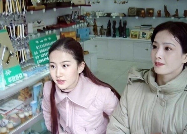 劉亦菲曾在採訪裡表示，他們一家人都是大美女，在家裡她反而還是最「醜」的那個，當時大家都以為劉亦菲太謙虛，沒想到當劉亦菲PO出媽媽的照片後，網友們才知道原來劉亦菲說的都是真的，劉亦菲媽媽的顏值是真的很仙，五官立體又深邃，甚至還有碾壓過劉亦菲的感覺，一家人的基因真的很強大呢！