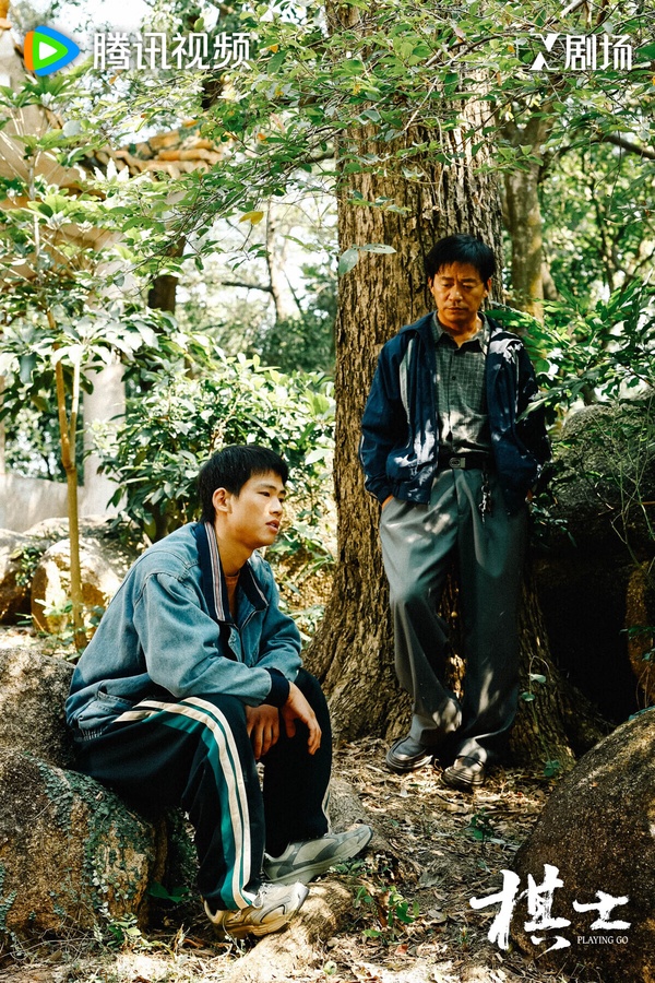 《棋士》劇情挺有趣，這部劇把「圍棋」和「犯罪」結合在一起，平凡的圍棋老師發現，圍棋的思維方式竟然可以用來犯罪，緊接著事件一環扣一環，讓人猜不到發展。《棋士》人物之間的搏弈、人性的刻劃都有看點，會讓人越追越入迷！