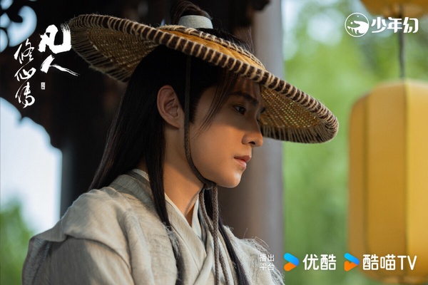 楊洋先前推出的《且試天下》、《我的人間煙火》口碑都崩盤，今年卻以古裝劇《凡人修仙傳》扳回了一成。《凡人修仙傳》是大男主修仙題材，劇版找來《夢華錄》導演指導，實景拍攝的畫面很唯美，而先前楊洋總是被網友吐槽演技油膩，但這次在《凡人修仙傳》不油了！導演把楊洋拍得仙氣十足。