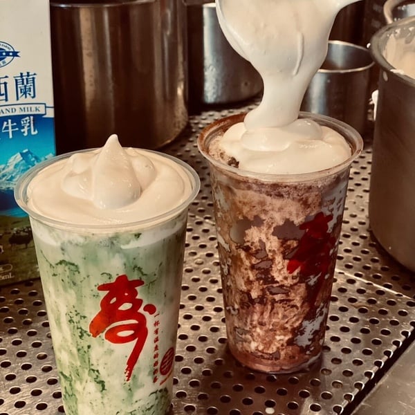 壽奶茶推薦髒髒芝士奶蓋可可，上方覆蓋著濃郁的芝士奶蓋與法國法芙娜可可粉