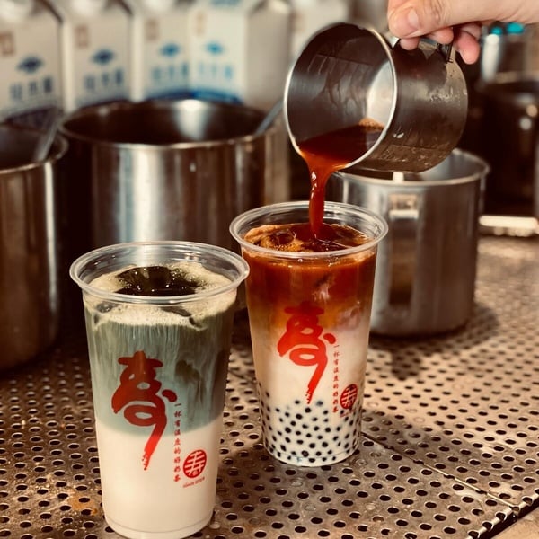 壽奶茶員工推薦喝法，泰奶加上Q彈小珍珠與鹹甜芝士奶蓋。