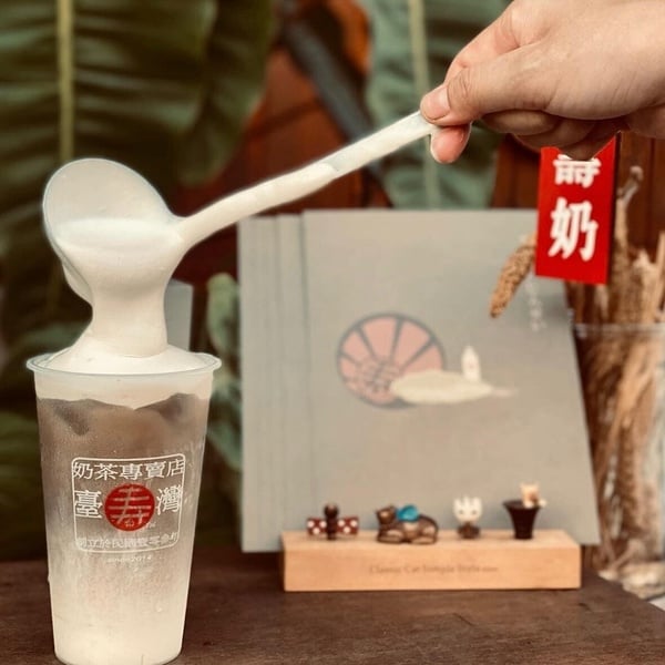 壽奶茶焙茶系列飲品昭和焙茶鮮奶茶，帶有日本靜岡焙茶的濃郁烘焙色澤。