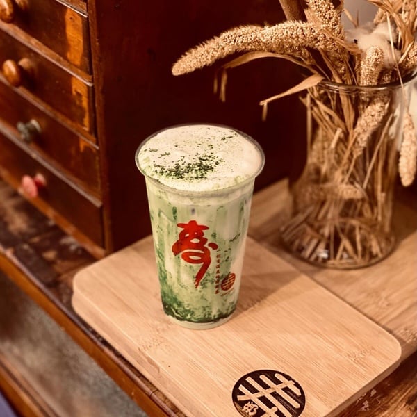 壽奶茶隱藏版菜單抹茶鮮奶茶，呈現日本靜岡抹茶的翠綠色澤。