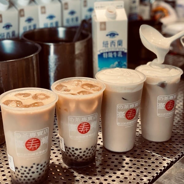 壽奶茶網路熱議飲品半熟烤茶鮮奶，杯中為日式煎茶與鮮奶的完美融合。