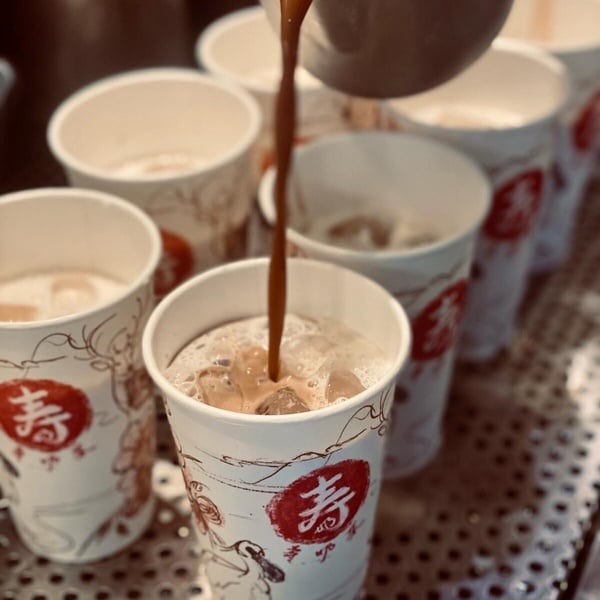 壽奶茶菜單銷售冠軍黑糖錫蘭鮮奶茶，呈現黑糖與錫蘭鮮奶茶的優美漸層