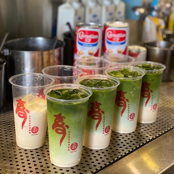 壽奶茶人氣飲品經典泰奶綠，呈現泰國手標綠茶的獨特茶湯顏色。