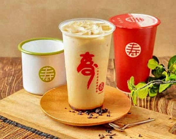 壽奶茶推薦飲品黑糖純鮮奶，杯中裝著黑糖與福樂一番鮮鮮奶的漸層