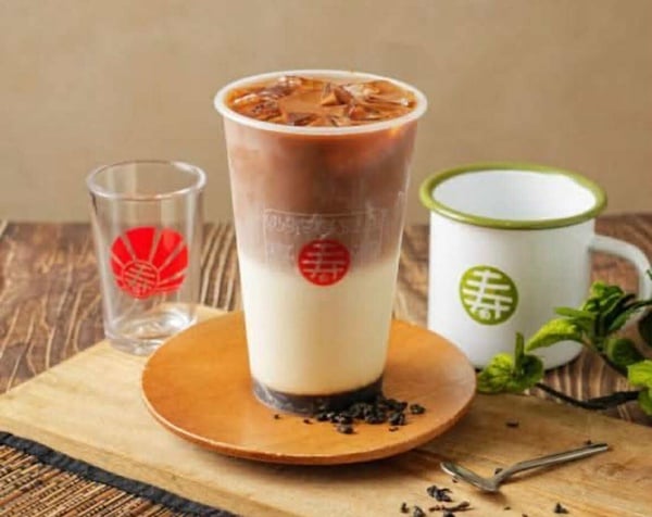 壽奶茶推薦飲品鐵觀音鮮奶茶，杯中為炭焙鐵觀音與香醇鮮奶的結合。