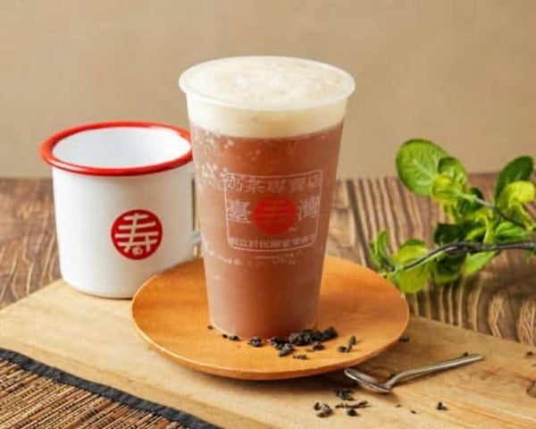 壽奶茶純茶推薦特級紅烏龍，杯中呈現琥珀色的清澈茶湯。