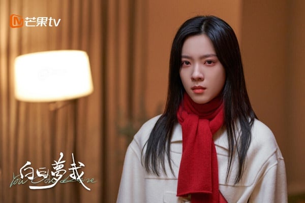 《白日夢我》原著小說是不亞於《難哄》、《偷偷藏不住》的甜寵大IP，但劇版卻挨轟魔改原著。演員選角不貼臉，男主人設是個校霸，但周翊然沒有校霸的感覺，男女主角也被說有姊弟感，製作更是沒什麼質感，熱度低，評價也低。