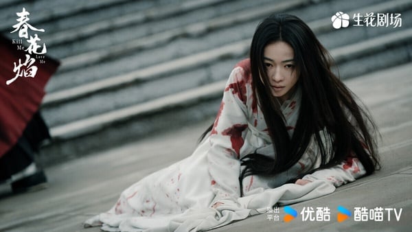 《春花焰》主打復仇虐戀，這部劇的原著是很狗血的「虐女主」小說，拍成劇版後改動了情節，劇版就評價兩極。不過《春花焰》優點在於男女主角養眼，導演很會拍人，熱播時還是吸引許多觀眾入坑。