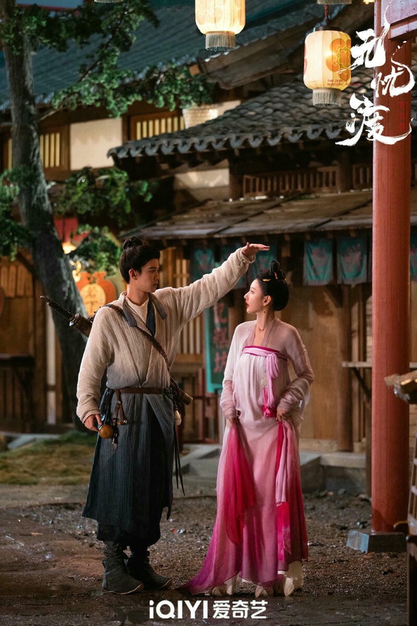 任嘉倫、宋祖兒主演的《無憂渡》必追啊！《無憂渡》是2025衝出超高口碑的古裝劇，豆瓣評分高達7.5，比一大堆古裝偶像劇都還高分。《無憂渡》很有《聊齋誌異》的感覺，單元式的故事，中式志怪的氛圍很到位，每個篇章都很有餘韻，不是千篇一律的無聊古偶，結局偏虐，很多觀眾追完都說走不出來。