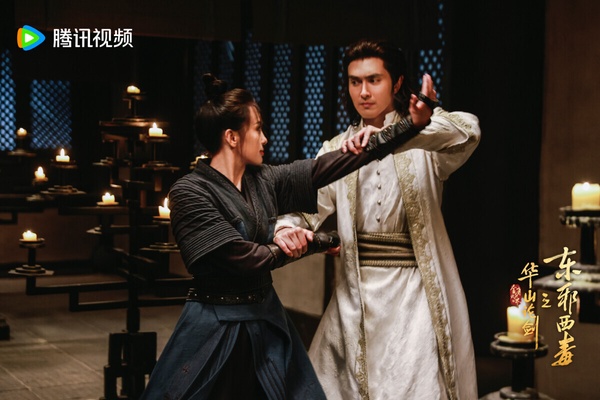 這個系列原名《金庸武俠世界》，有一個核心主線故事，再加上幾個創新人物篇章，不過實際上就只是再一版《射鵰英雄傳》。去年《鐵血丹心》打頭陣播出後，今年又播了剩下的幾個篇章，全都改叫《華山論劍》系列。