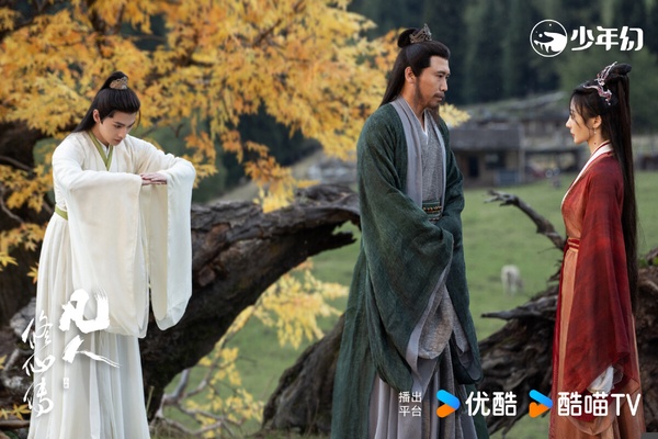 冠軍是楊洋的《凡人修仙傳》！不同於以愛情線為主的《書卷一夢》、《錦繡芳華》等劇，《凡人修仙傳》故事圍繞在男主韓立的修仙故事展開。《凡人修仙傳》質感確實不錯，劇版找來《夢華錄》導演指導，這位導演的運鏡很有美感，把楊洋拍得仙氣飄飄。