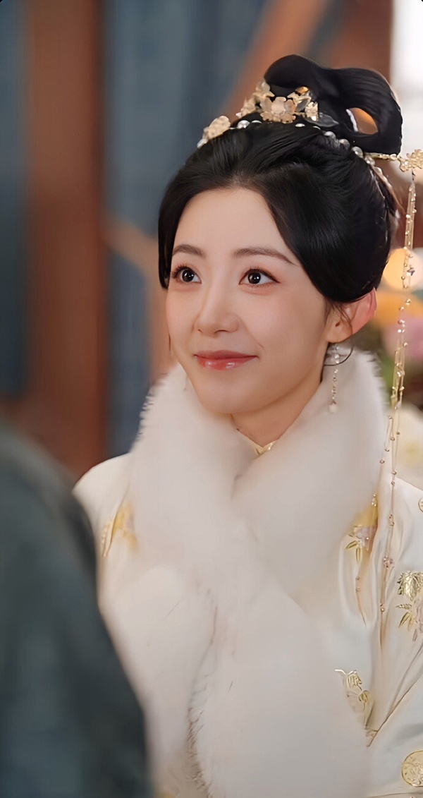 《此生更如意》是2025年評價滿高的重生古裝短劇，豆瓣評分高達6.9。講述十年前，柳家嫡女柳如煙嫁給英國公府小公爺秦朗，庶女柳如意嫁給了一個家徒四壁的窮書生。沒想到秦朗放浪形骸，還通敵叛國致使全家落難，窮書生則是做了權傾朝野的大宰相。在受封誥命夫人典禮上，柳如意與姐姐互刺身亡，雙雙重生 。第二世，嫡姐搶著嫁給窮書生，柳如意果斷選擇嫁給前世落魄的英國公小公爺秦朗，改寫命運軌跡。