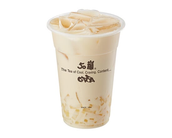 50嵐推薦必喝Top 6：椰果烏龍奶，香醇的烏龍奶茶中，可以清楚看見滿滿的半透明椰果顆粒