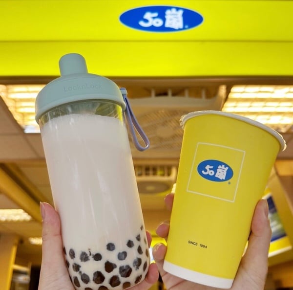 50嵐推薦必喝Top 1：波霸奶茶，經典的奶茶色澤搭配黑色波霸，是台灣手搖飲的代表