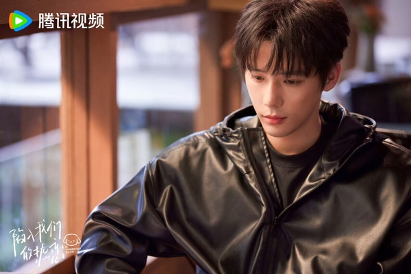 王安宇去年在年代劇《小巷人家》刷足存在感，成為觀眾心中的好感演員，而今年王安宇出現在兩部現偶愛情劇《值得愛》和《陷入我們的熱戀》，兩部劇熱度不高，不過王安宇的表現是過關的。