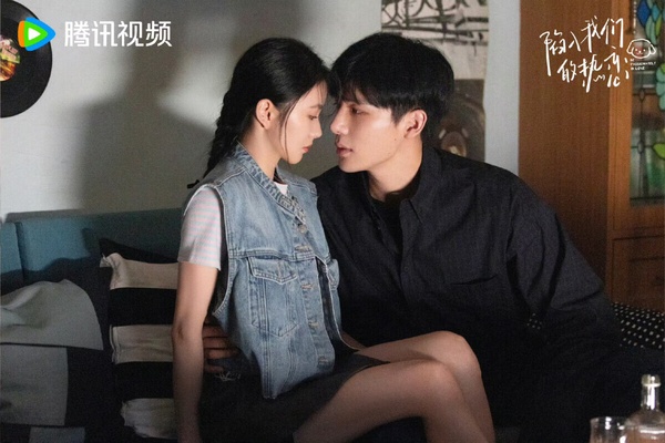 王安宇去年在年代劇《小巷人家》刷足存在感，成為觀眾心中的好感演員，而今年王安宇出現在兩部現偶愛情劇《值得愛》和《陷入我們的熱戀》，兩部劇熱度不高，不過王安宇的表現是過關的。