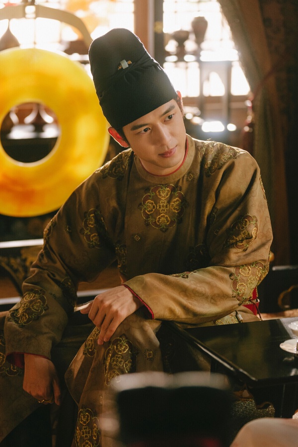 李現是很多觀眾心中的好感演員，今年李現和楊紫二搭古裝劇《國色芳華》，這是李現自《劍王朝》後，睽違多年又接的古裝劇，評價很不錯呢！李現飾演的蔣長揚人物設定很有趣，號稱「天下第一貪官」，總是玩世不恭，流連青樓。但蔣長揚其實不可小覷，在貪官的表面之下，藏著一顆良善的心。