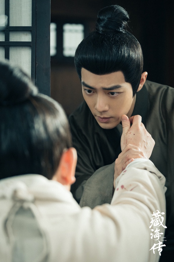 肖戰以《陳情令》爆火之後，沒有侷限在古偶戲路，反而一直在嘗試新的題材。今年肖戰推出的《藏海傳》是一部大男主權謀劇，肖戰飾演的藏海是個心計滿滿的男人，兒時家被滅門，他多年來隱姓埋名，籌畫復仇大計，後來一步步躍升為朝廷重臣。