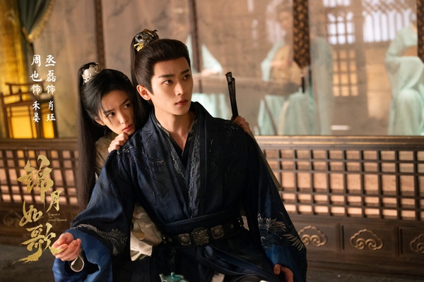 周也主演的《錦月如歌》原本擁有高期待，它和《雁回時》、《墨雨雲間》一樣改編自千山茶客的重生小說，卻是這幾部裡口碑最差的，大家都在吐槽《錦月如歌》魔改。《錦月如歌》原著是女將軍重生的設定，女主還有前夫，但劇版更改了情節，導致追起來有點邏輯bug。劇版削弱了原著的悲劇感，變得更像甜甜的古偶，少了原著的閃光點，因此評價兩極。