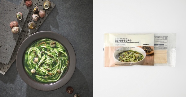 韓國無印良品濟州限定的「寶螺海菜麵」，一碗煮好的翠綠色麵條旁擺放著其白色外包裝。