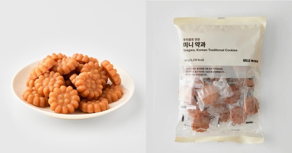 韓國無印良品的人氣零食「迷你藥果」，幾個花朵形狀的迷你藥果旁放著其產品包裝，是韓國的傳統喜慶點心