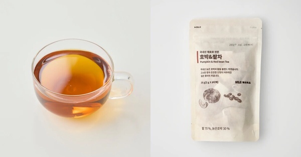 韓國無印良品推出的「南瓜紅豆茶」，一杯溫潤的茶飲旁放著其外包裝與茶包，是款無咖啡因的養生茶
