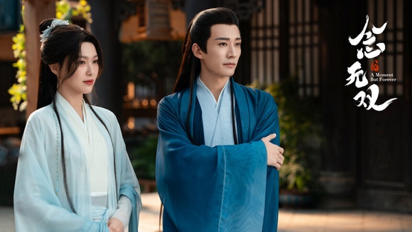 《念無雙》開播前，唐嫣和劉學義被網友吐槽是「中年人演古偶」，造型質感不佳，播得也沒什麼水花。但單看劇情，《念無雙》口碑其實不錯。它和《宸汐緣》、《無憂渡》出自同個編劇，後勁很強，被稱讚有拍出仙俠劇內核，故事結局餘韻很深，是2025評價不錯的仙俠劇！
