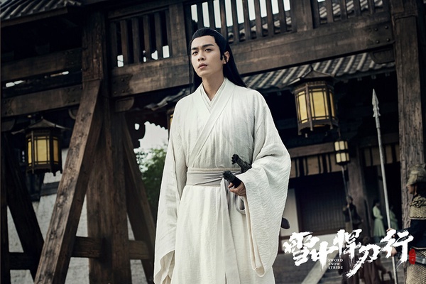 張若昀不只《慶餘年》系列，他主演的《雪中悍刀行》也是近年衝出高收視的古裝大男主劇。《雪中悍刀行》徐鳳年是個美強慘男主，他身為北椋世子，注定背負著沈重的使命，過程中他眼睜睜地看著自己身邊的人一個個為他犧牲生命，大姐為他遠嫁江南，二姐為他隱藏身份，弟弟為他被送出北椋，親人因他四散，有家歸不得。