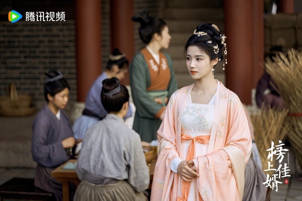 而《榜上佳婿》則是檔期剛好撞上《折腰》及《淮水竹亭》，這兩部的演員陣容都相當華麗，因此熱度上也是直接碾壓《榜上佳婿》，再加上《榜上佳婿》雖然前期劇情不錯，但到後期卻是虎頭蛇尾，所以也是越播越默默。