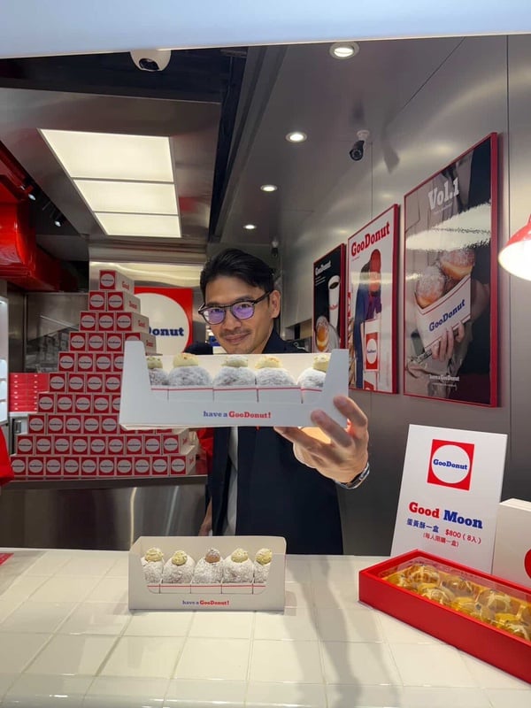 阿KEN甜甜圈GooDonut多種口味陳列，老闆阿KEN在店裡親自接待販售的照片