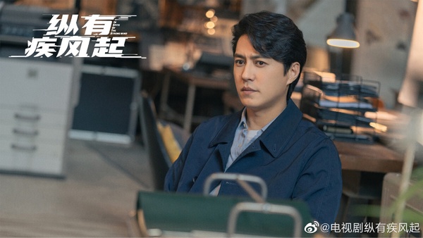 靳東以《瑯琊榜》、《偽裝者》等劇走紅，靳東是很多婆婆媽媽都很喜歡的男演員呢！靳東外型帥氣，演技也到位，近年他主演不少都市劇、正劇，都有不錯的收視，靳東也開始跨界，在《底線》擔任監製，也在《縱有疾風起》、《林深見鹿》擔任出品人呢！