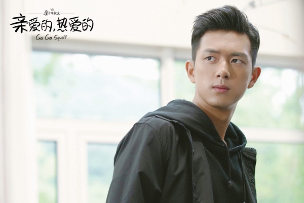 李現同樣是觀眾心中的好感演員，一部《親愛的，熱愛的》讓李現爆成頂流，但爆紅後李現沒有盲目追求流量，反倒是接演了《人生若如初見》等正劇打磨演技，能看出李現有挑戰自己的決心。