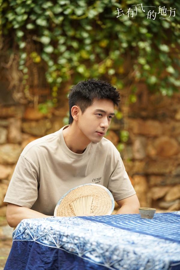 李現同樣是觀眾心中的好感演員，一部《親愛的，熱愛的》讓李現爆成頂流，但爆紅後李現沒有盲目追求流量，反倒是接演了《人生若如初見》等正劇打磨演技，能看出李現有挑戰自己的決心。