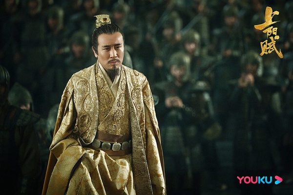 于和偉大家光聽名字可能不太認識，他是陸劇裡的老戲骨，演戲很多年了，有不少經典角色，實力深受肯定。許多人在追過古裝權謀劇《軍師聯盟》之後都被于和偉圈粉，他詮釋的一代梟雄曹操備受喜愛，也是自《軍師聯盟》以後，才有越來越多的年輕觀眾認識于和偉。