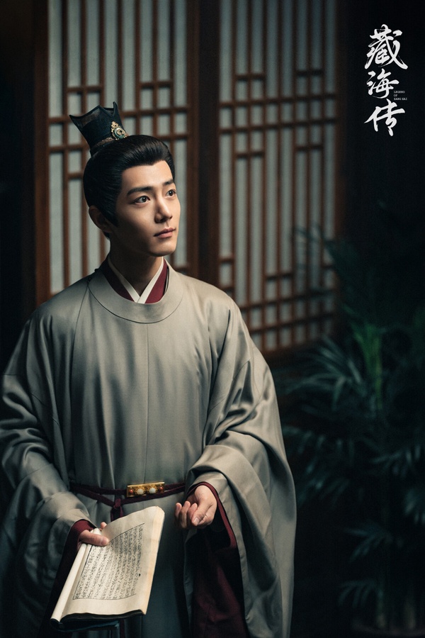 網友票選的冠軍是肖戰！肖戰以《陳情令》爆火後，近年接劇越來越謹慎，能看出肖戰很認真在挑劇本。今年肖戰推出大男主權謀劇《藏海傳》，該劇在豆瓣拿下7.1的高分，《藏海傳》兼顧了收視和熱度，肖戰的表現也獲好評。
