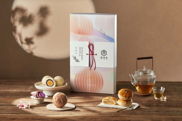 雲林虎珍堂推出的「虎迎月」中秋禮盒，以玉兔奔月為主題的日式雅緻設計