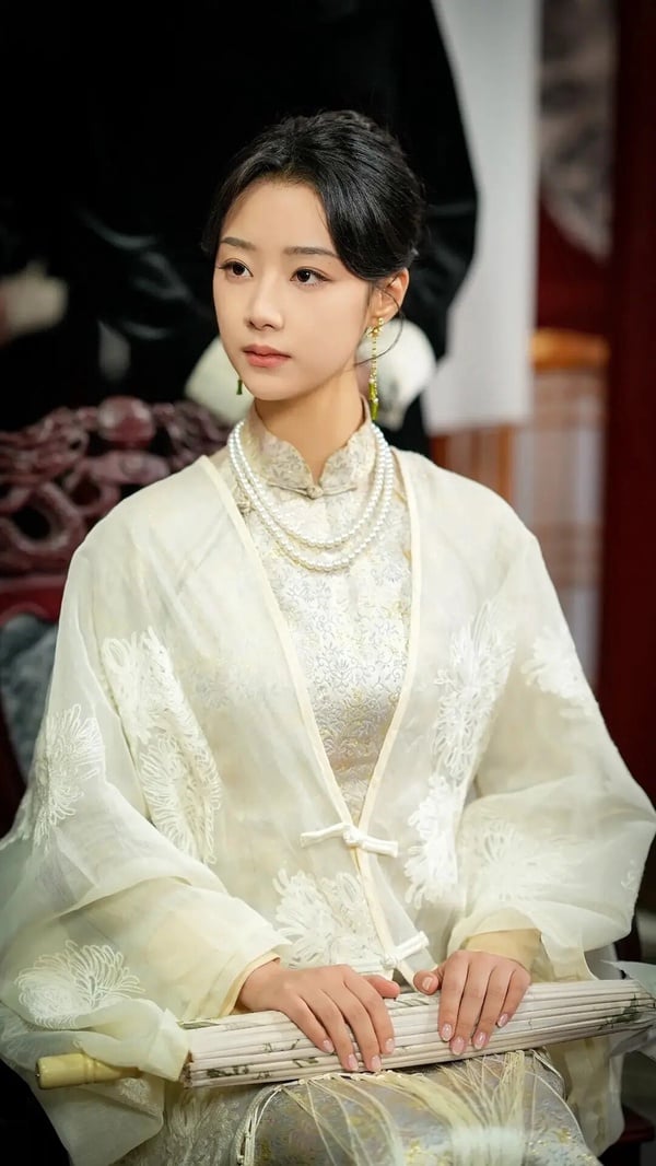 《我修仙多年強億點怎麼了》是2025高話題短劇，由王小億主演，目前已經推出一、二季了，之後還會出第三季，這部劇是今年網播量破10億的短劇之一呢！人氣相當火爆。這部是大女主的短劇，雖然劇情老土，但滿有趣搞笑的，女主的能力值被點滿，所以追起來爽感很足。