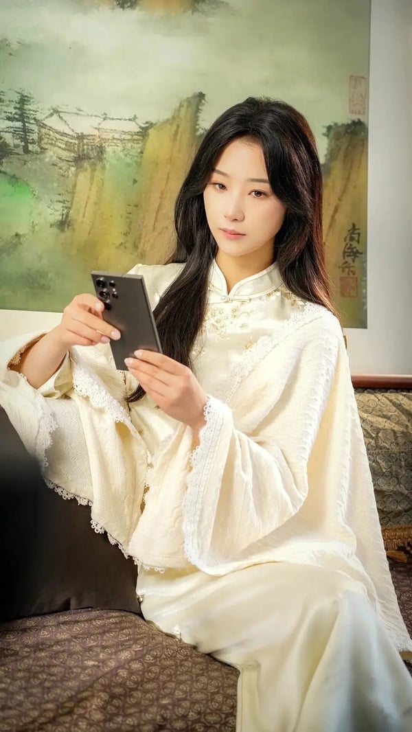 《我修仙多年強億點怎麼了》是2025高話題短劇，由王小億主演，目前已經推出一、二季了，之後還會出第三季，這部劇是今年網播量破10億的短劇之一呢！人氣相當火爆。這部是大女主的短劇，雖然劇情老土，但滿有趣搞笑的，女主的能力值被點滿，所以追起來爽感很足。