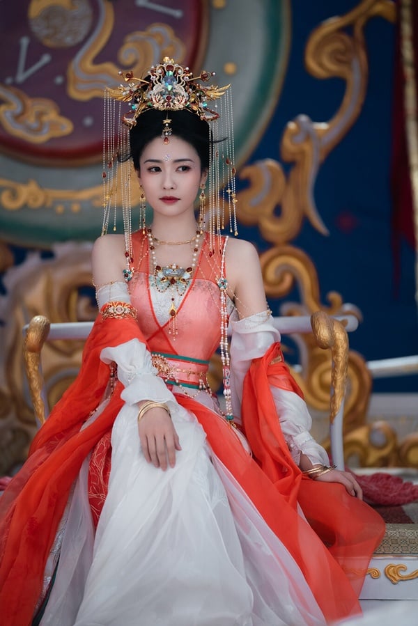 白鹿可以說是繼楊紫、迪麗熱巴後，又一位高話題的收視女王。近年白鹿推出了《周生如故》、《長月燼明》、《臨江仙》、《白月梵星》等高人氣古裝偶像劇，每一部話題都很高。不過隨著白鹿越來越火，粉絲多，黑粉也多，白鹿的口碑也開始有了兩極評價。