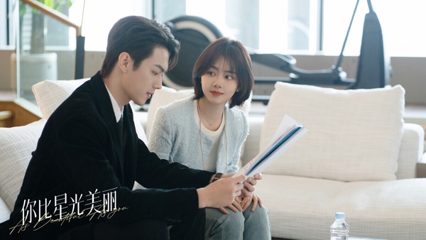 譚松韻一直是90後觀眾緣非常好的女演員，雖然話題度比不過楊紫和迪麗熱巴，但譚松韻穩穩拍戲，每一部劇都是有效播出。譚松韻的演技自然不做作，前幾年憑著《錦衣之下》、《以家人之名》人氣竄升，還曾以《以家人之名》入圍白玉蘭獎最佳女主角，是最年輕的入圍女星呢！