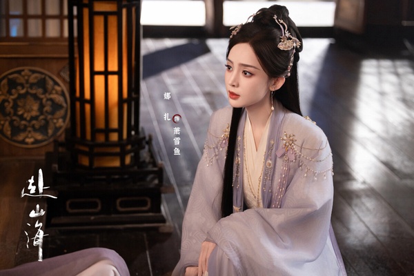 《赴山海》講述一名酷愛武俠小說卻被現實磨平棱角的鹹魚肖明明，以小說男主角蕭秋水的視角遊歷了一次武林世界。蕭秋水從武力低微、熱血衝動的少年劍客，最終成長為有情有義的一代大俠。