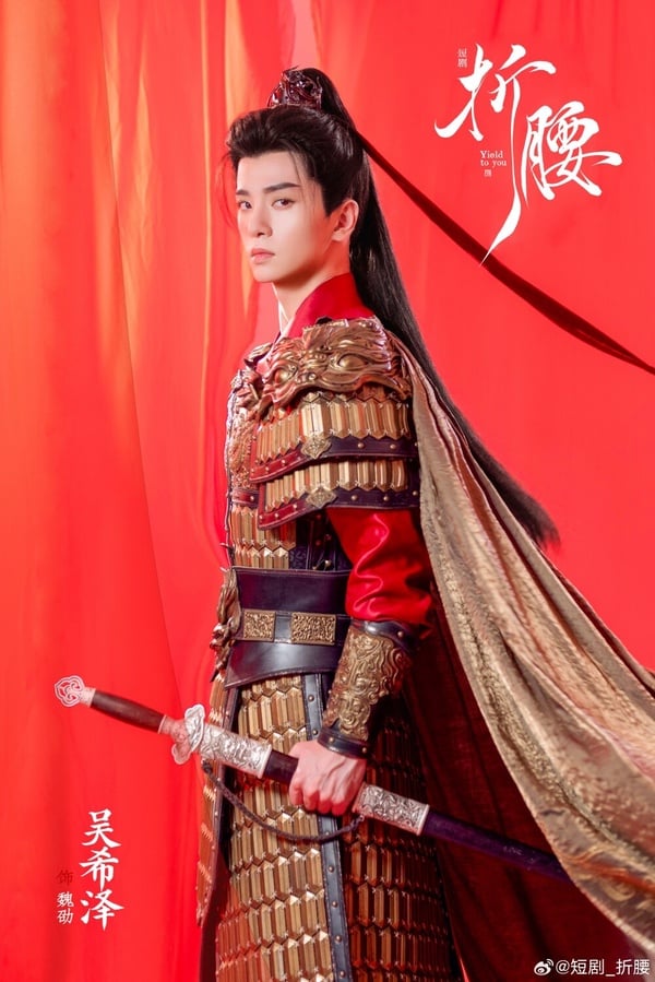 《折腰》日前翻拍成短劇，男女主角找來了《愛你》吳希澤搭檔岳雨婷，只拍攝了13天就殺青，從日前曝光的預告來看，男女主角的互動性張力拉滿，充滿各種床戲、吻戲及入浴戲碼，短短的預告馬上在網上掀起熱議，不少網友都表示，希望能還原原著裡的大尺度場面，把電視劇不能拍的都拍了！短劇版《折腰》目前預計將於10月開播！