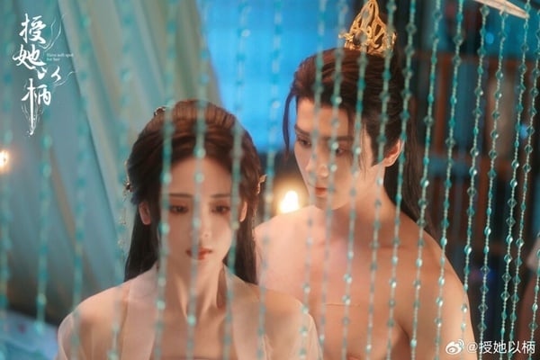 《授她以柄》講述皇帝病重，太子年幼，叛軍謀反，她的國和家都要破了，於是寫信求了南川王，只要他能出兵來救，她什麼要求都能答應。他最終還是來了，救了她和她的夫君孩子。她再怎麼無情，他還是捨不得。但代價，還是要付的。他圖的，從來不是這天下皇位，而是一人。