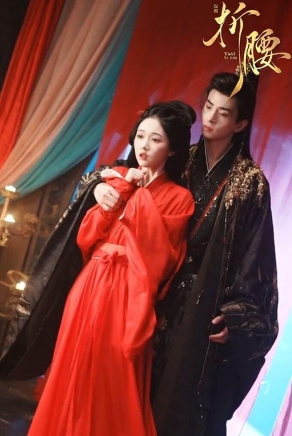 《折腰》日前翻拍成短劇，男女主角找來了《愛你》吳希澤搭檔岳雨婷，只拍攝了13天就殺青，從日前曝光的預告來看，男女主角的互動性張力拉滿，充滿各種床戲、吻戲及入浴戲碼，短短的預告馬上在網上掀起熱議，不少網友都表示，希望能還原原著裡的大尺度場面，把電視劇不能拍的都拍了！短劇版《折腰》目前預計將於10月開播！