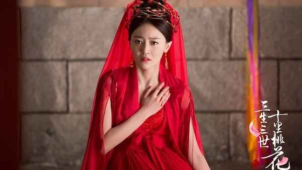 黃夢瑩同樣是楊冪從《三生三世十里桃花》帶出來的演員，她在劇中飾演討人厭的素錦，成為經典的反派角色，雖然被觀眾記住，但壞處就是容易被框住。