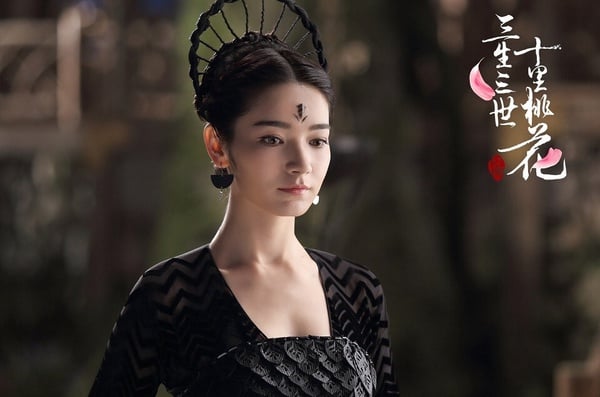 代斯在《三生三世十里桃花》飾演最不起眼的小配角胭脂，她和迪麗熱巴一樣都是圈內的新疆美女，不過代斯的發展卻遠不如迪麗熱巴。雖然《三生三世》之後，代斯演了很多古裝劇配角，但都沒有記憶點。大家對代斯的印象還是停留在《三生三世》。